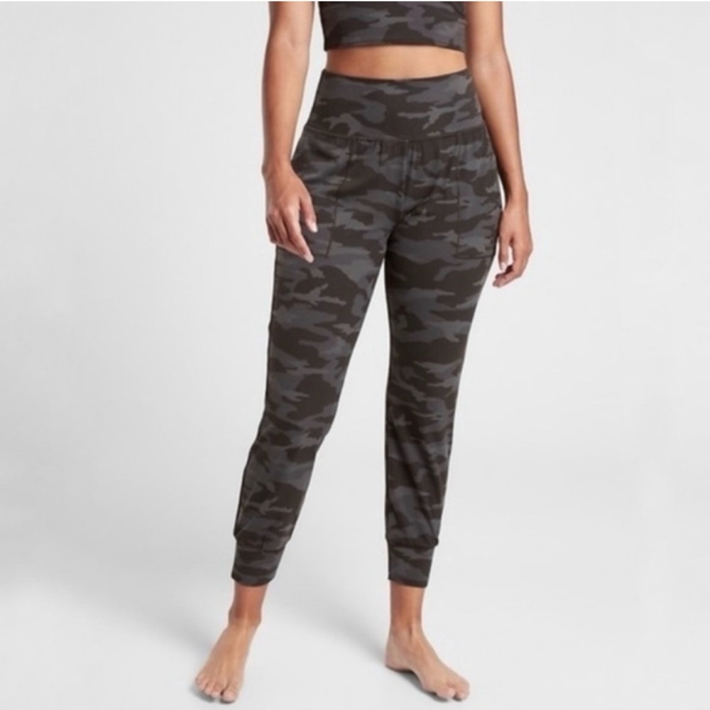 Athleta Salutation Camo Jogger XS tall